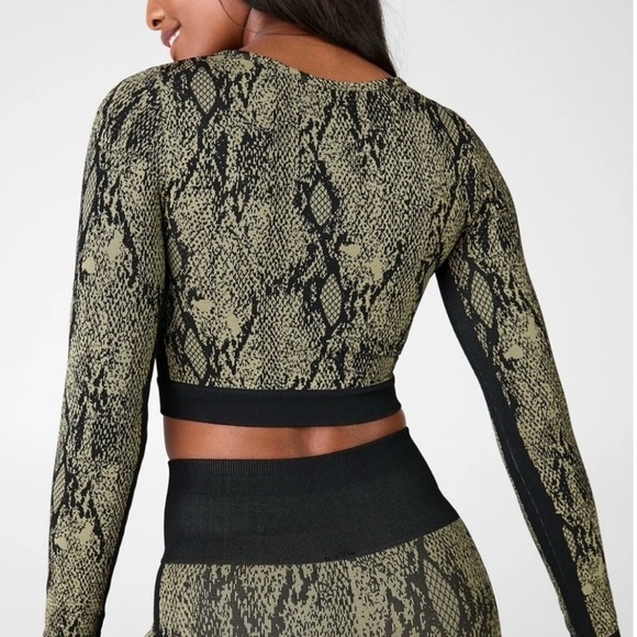 NWT Fabletics Kamila Snakeskin Seamless Athletic Top Green Black Size Medium - Picture 2 of 9